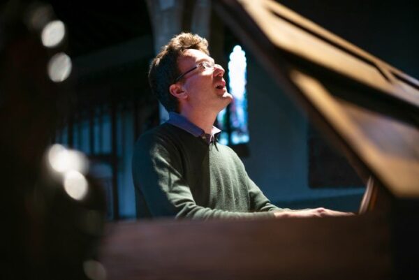 julian-perkins-at-clavichord-2-photo-by-gerard-collett